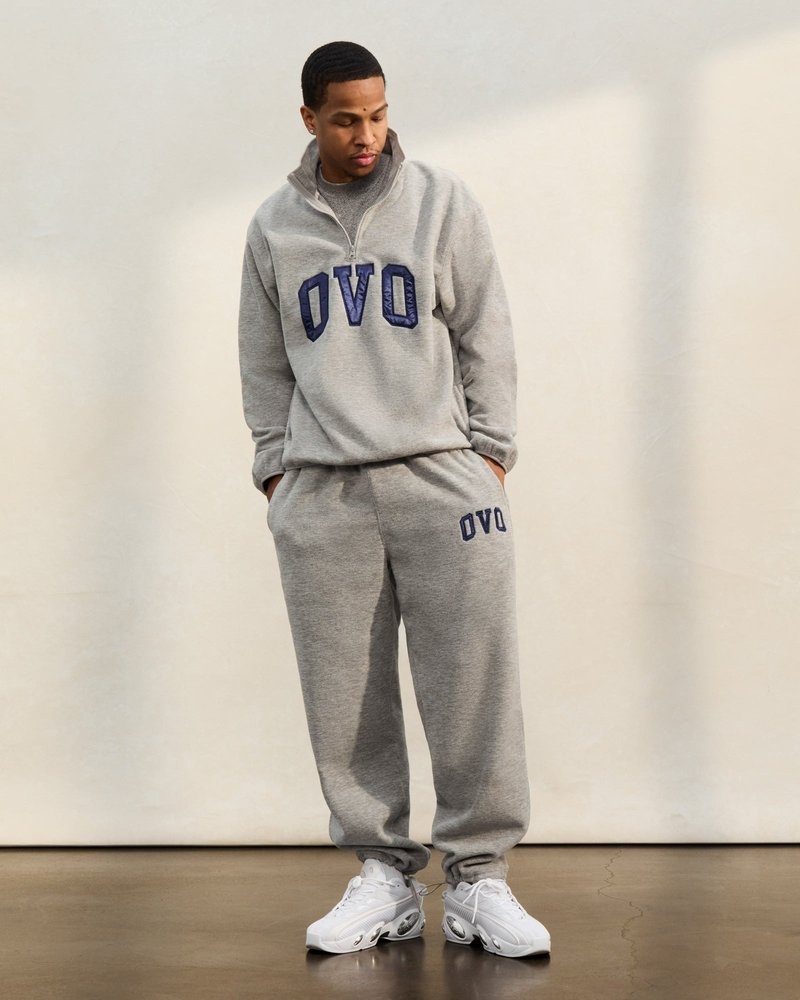 pantalones octobers very own ovo arch logo open hem sweatpant grises